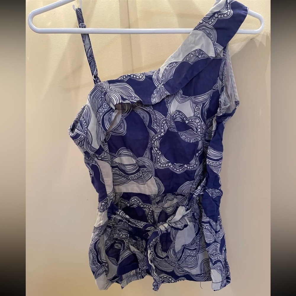 Abstract floral one shoulder top.